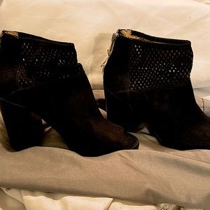 Black leather ankle boot. Size 6. In great condition only worn once or twice.